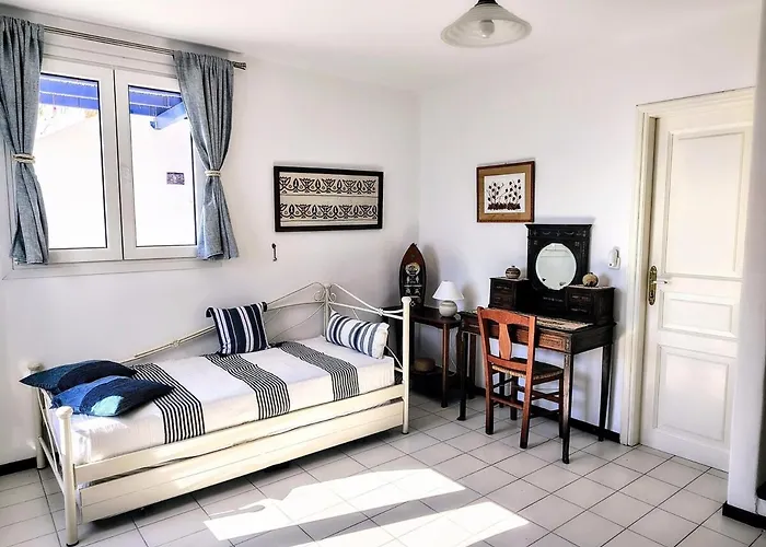 Cycladic Horizon Island By Hostandros バトシ